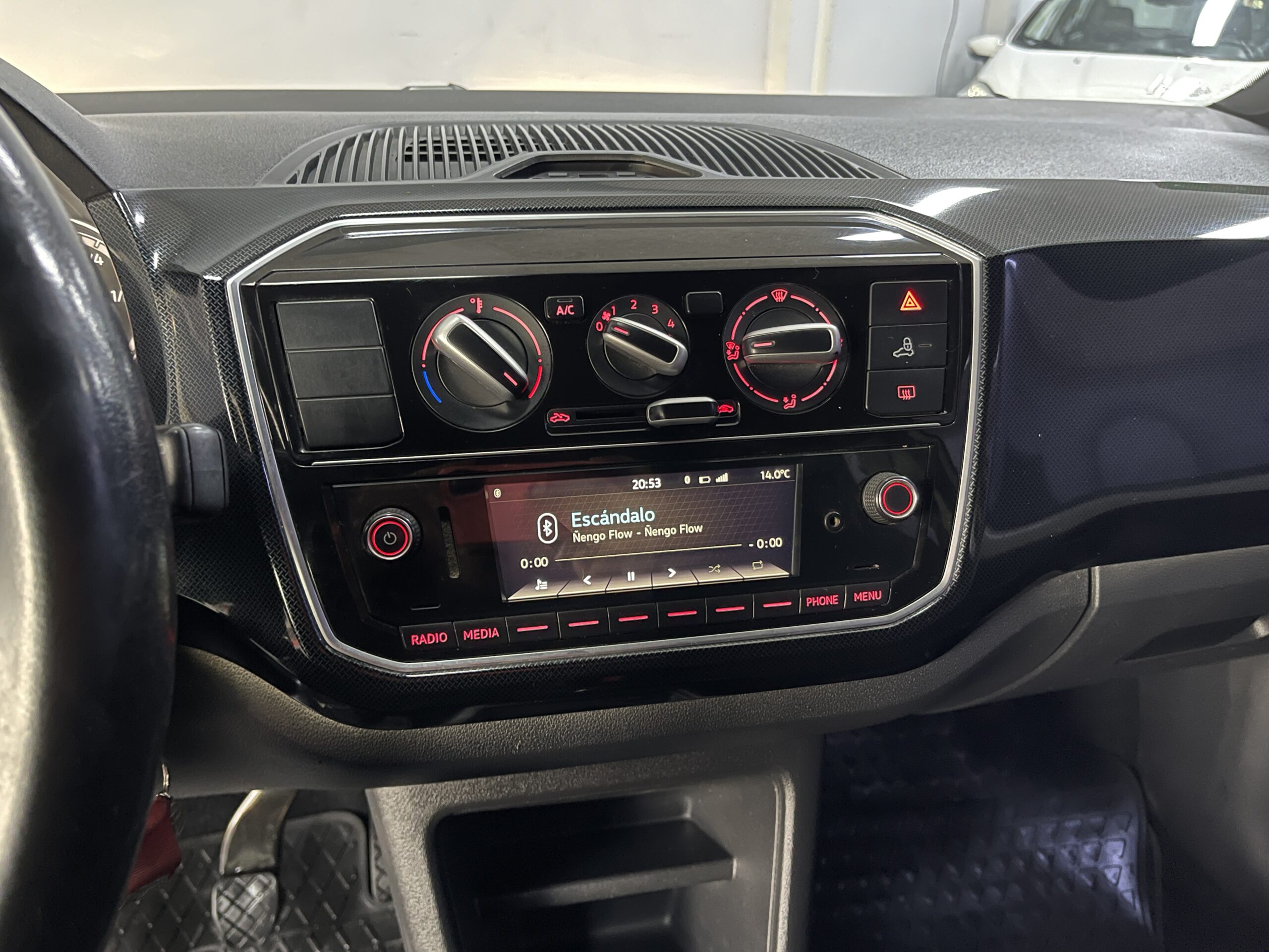 Volkswagen Up - Image 9
