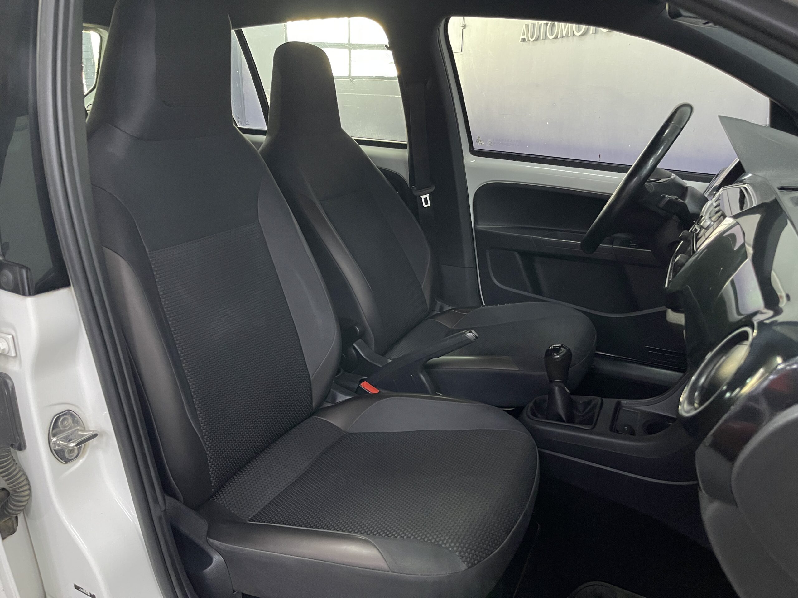Volkswagen Up - Image 11