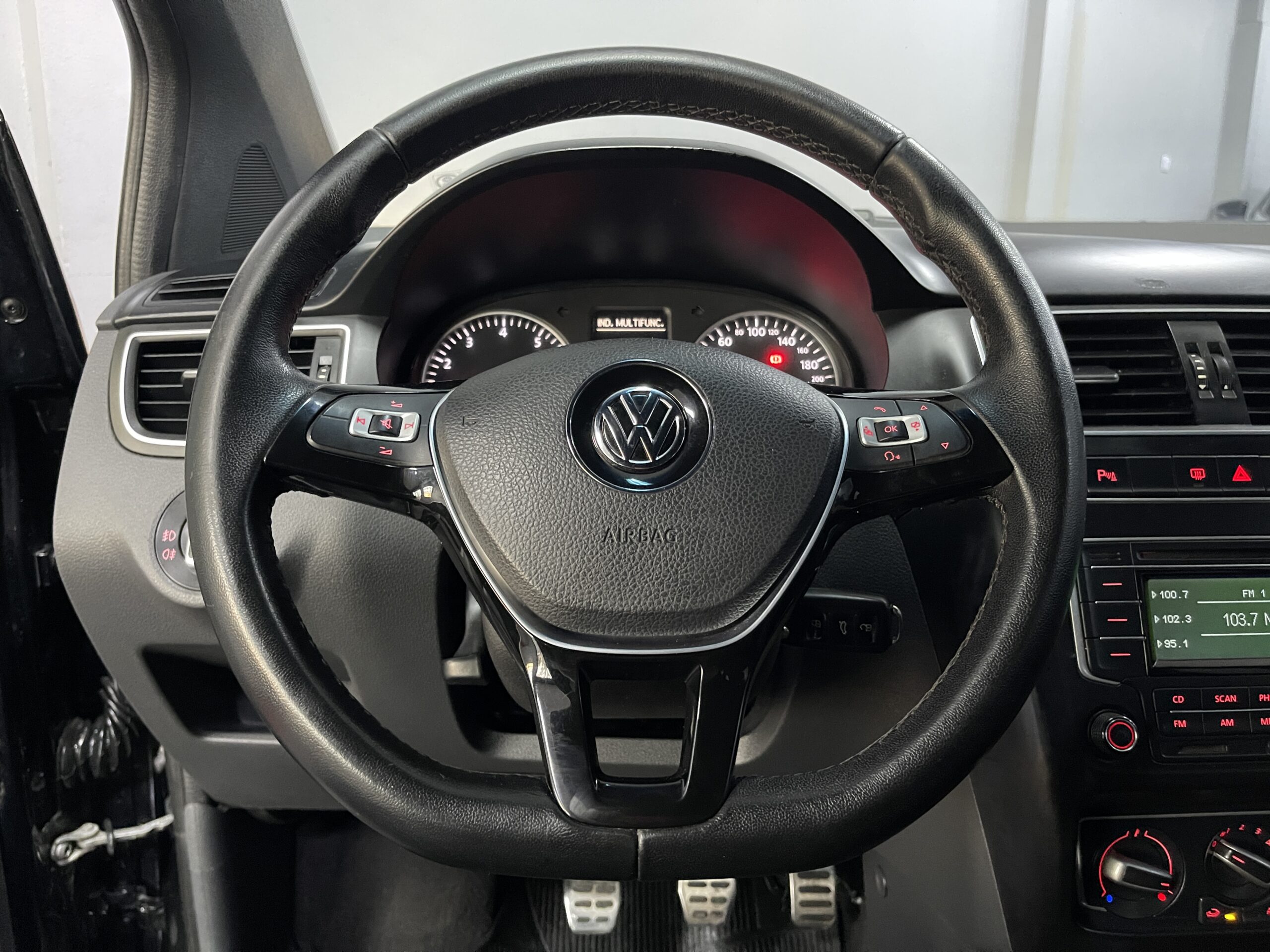 VolksWagen Suran Cross - Image 8