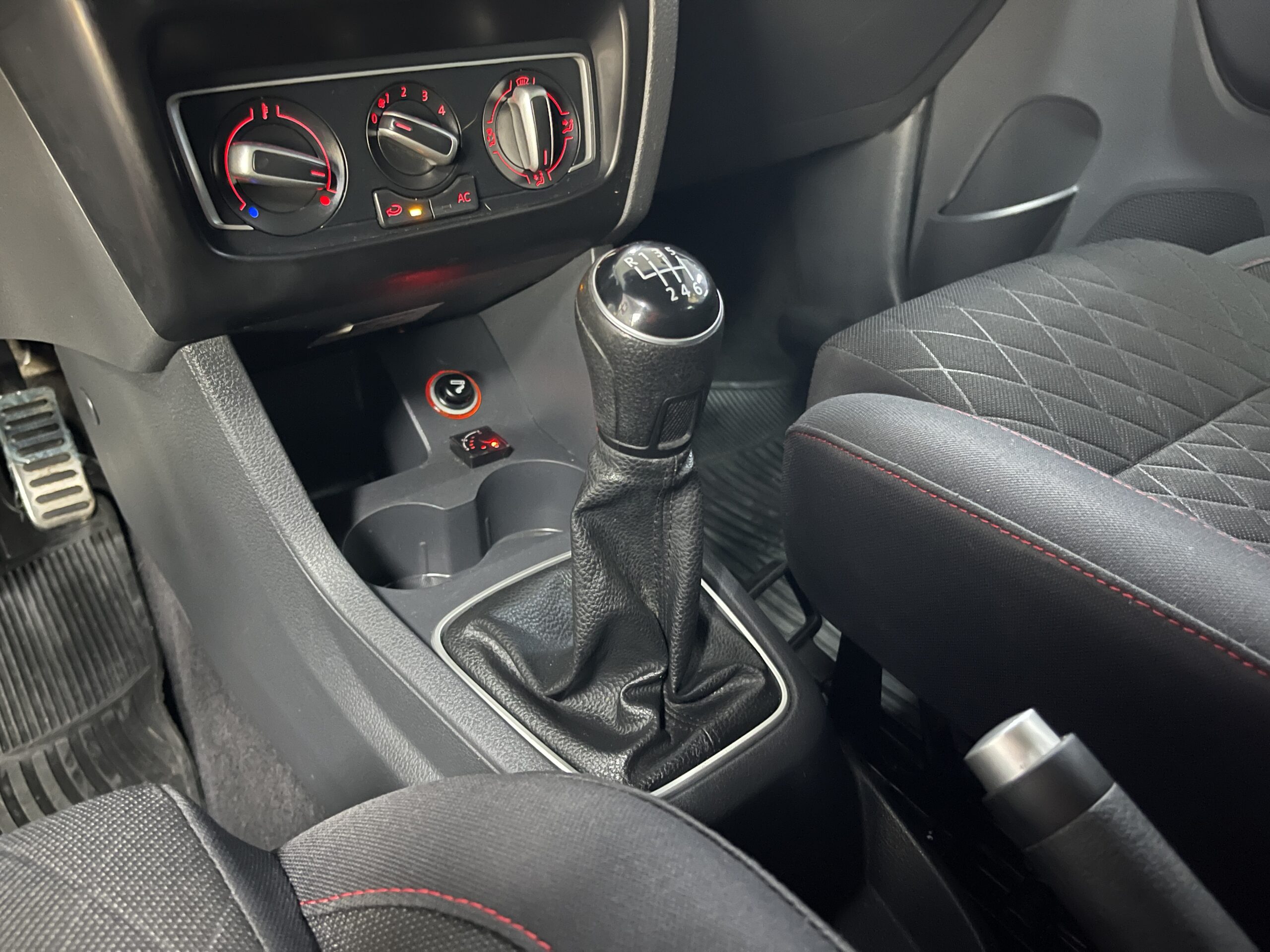 VolksWagen Suran Cross - Image 10